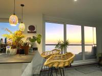 Stunning Sea View Two Double Bedroom Apartment - With Balcony - Opposite Beachfront Walk - B&B