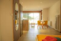Magnifique appartement de type loft en front de mer avec vue, parking et WiFi - B&B