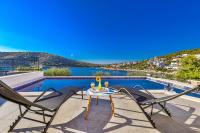 Luxury 2 etage apartment with private heated pool - B&B Rogoznica