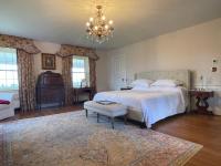 Suite con cama grande y balcón