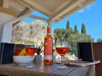 Solaris Methea- Luxury Central Villa by the Castle - B&B