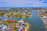 B&B Maroochydore - 4 bedroom with large water frontage and pool, reverse air conditioning - Bed and Breakfast Maroochydore