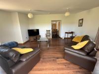 Berryhill East Steading - 3 bedroom 2 bathroom self-catering - sleeps 6 - Private off-road parking - Yard & Shed - Suit Contractors - Peterhead 1 mile - Newly Refurbished - Underfloor Heating - Drying Room - Golf Driving Range - Cafe - Extensive Footpaths - Chambres d'hôtes Peterhead