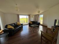 Berryhill East Steading - 3 bedroom 2 bathroom self-catering - sleeps 6 - Private off-road parking - Yard & Shed - Suit Contractors - Peterhead 1 mile - Newly Refurbished - Underfloor Heating - Drying Room - Golf Driving Range - Cafe - Extensive Footpaths - Chambres d'hôtes Peterhead