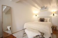 Chic Urban Retreat at Downtown with Balcony & Views, 5th-floor no lift - Chambres d'hôtes Lisbonne