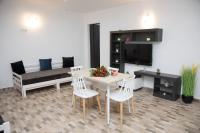 One-Bedroom Apartment with outdoor hot tub