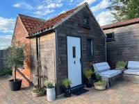 Tiny guesthouse with cozy mezzanine sleeping nook - B&B