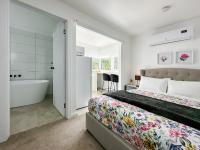 Lola - Deluxe Queen Studio with Bath, downstairs