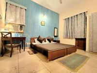 Habitación con cama extragrande y balcón