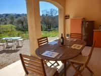 B&B Claviers - Detached villa with secure private garden, 800 metres from medieval village - Bed and Breakfast Claviers