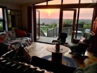 Spacious cabin on isolated farm with sea view - B&B