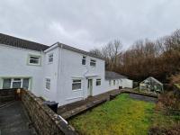 Lewis Gethin House, Newly renovated cottage sleeps 9, close to bike park wales - B&B Merthyr Tydfil
