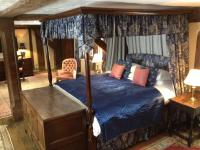 Habitación con cama extragrande y vistas al jardín 