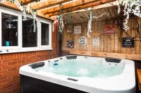Elegant 2 bed with hot tub and a host of amenities - B&B Liverpool