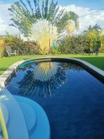 Au cœur du papillon piscine collective en famille - B&B