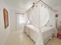 Habitación con cama extragrande y vistas al mar