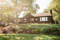 Ode to the '70's creative private home with pool - B&B