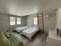 Habitación con altillo y baño compartido