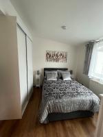 Edge of Glastonbury and Street - Large Ground Floor 3 BD With Parking, 4 Single and 1 Double Bed - Chambres d'hôtes Street