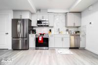 *NEW* Modern Suite King Bed! Netflix! Sleeps 4! - B&B Edmonton