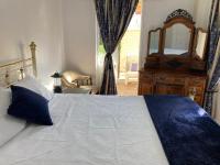 Habitación con cama grande