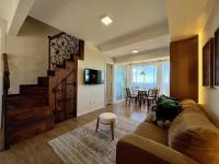 Apartment with Mountain View