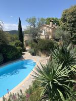 B&B Claviers - Magnificent villa very quiet, swimming pool, greenery, fenced garden, spectacular view - Bed and Breakfast Claviers