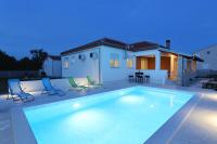 Holidayhouse Alirio with heated pool. - B&B Vrsi