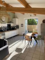 B&B Saint-Cannat - L’Amandier, Charmant T2 dans la campagne avec jacuzzi et jardin - Bed and Breakfast Saint-Cannat