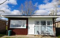 'Sunnyside' Chalet, walk to the beach & close to Norfolk broads - pet friendly! - Bed and Breakfast
