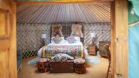 B&B Hythe - HAYNE BARN ESTATE - 2 Luxury heated Yurts - private hot tub- private bathroom and kitchen - Bed and Breakfast Hythe