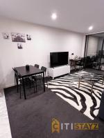 B&B Canberra - Black & White Delight - 2bd 2bth Apt - Braddon - Bed and Breakfast Canberra