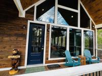 Luxury Cabin Getaway! Hot tub, Pet Friendly, Foosball & More - B&B
