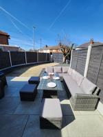 Delightful newly renovated 3-bed house with garden beach hut - Chambres d'hôtes Blackpool