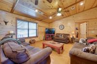 B&B Stephens Gap - Broken Bow Cabin with Hot Tub and Covered Deck! - Bed and Breakfast Stephens Gap