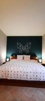 Zimmer mit Kingsize-Bett und Gartenblick.
