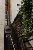 The Curator's Apartment - Spacious 2 Bedrooms - B&B
