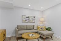 Family Friendly - HOT TUB - Near Toronto & UOIT - Chambres d’hôtes Oshawa
