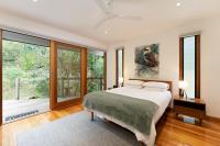 Habitación con cama extragrande y balcón