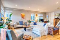 Walk to Empower Field Townhome with Hot Tub! - Chambres d’hôtes Denver