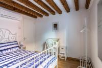 Standard Double Room with Shared Bathroom