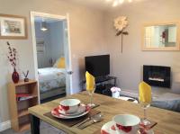 B&B Alnwick - Lesbury Lodge - (a 'bijou residence') with hot tub - Bed and Breakfast Alnwick