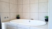 Zimmer mit Kingsize-Bett