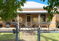 Cute Cottage On Byng - Walk to Town - Bed and Breakfast Orange
