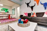Color Pop Cottage - Half mile from Plaza district - B&B
