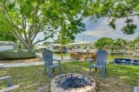 B&B Okeechobee - Waterfront Okeechobee Getaway with Backyard Dock! - Bed and Breakfast Okeechobee