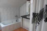 Wohnung mit Wohnzimmer, Schlafzimmer und Küche