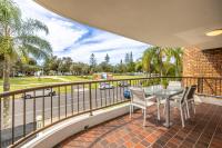 Coastal SOL -Right on Clarkes Beach! - B&B