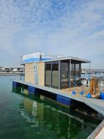 Mobiles Hausboot El'milia mit eigener Ankerboje auf dem See - Chambres d’hôtes Braunsbedra