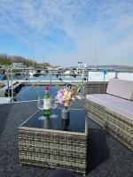 Mobiles Hausboot El'milia mit eigener Ankerboje auf dem See - B&B Braunsbedra